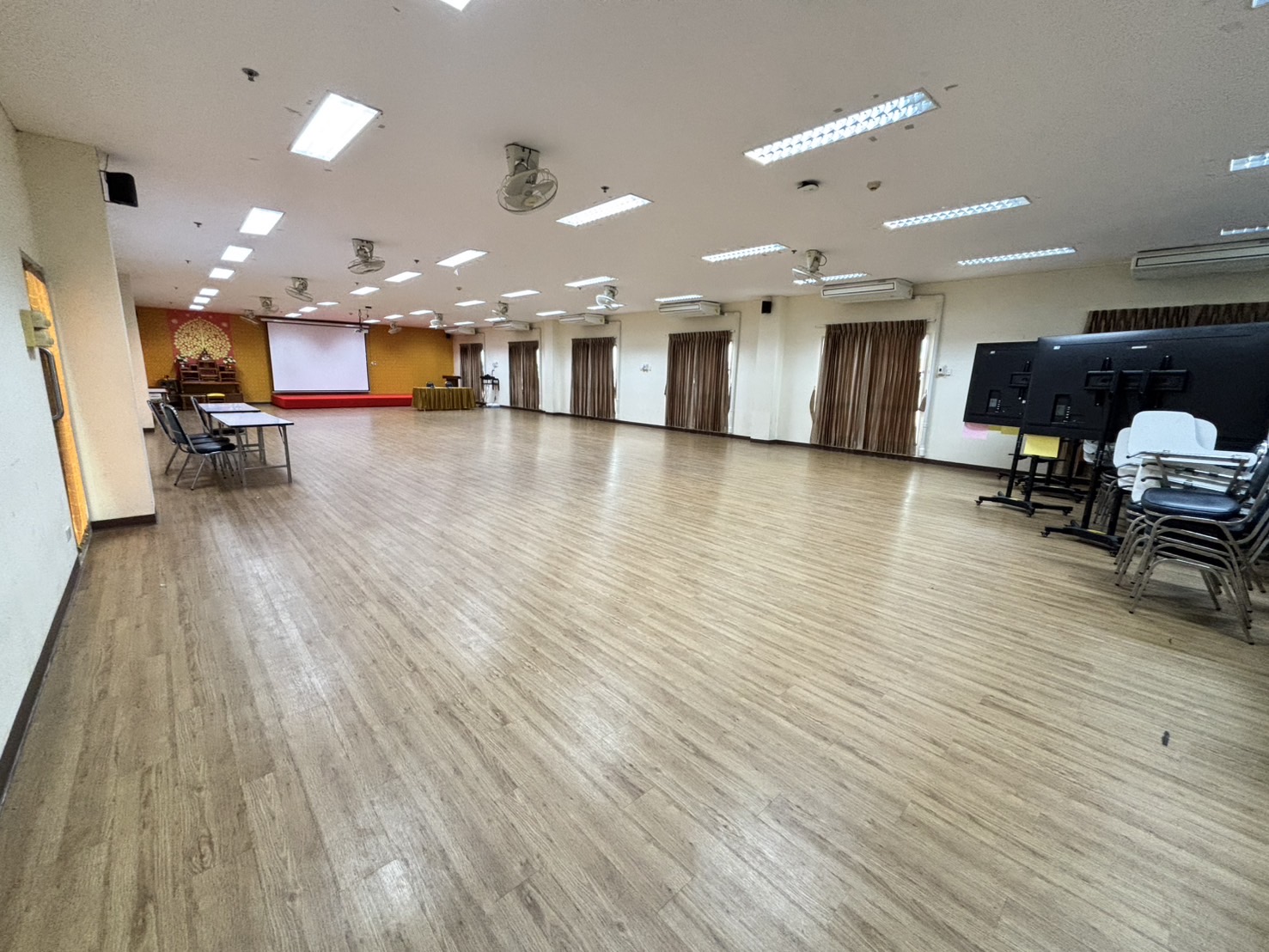 มุมด้านหลัง