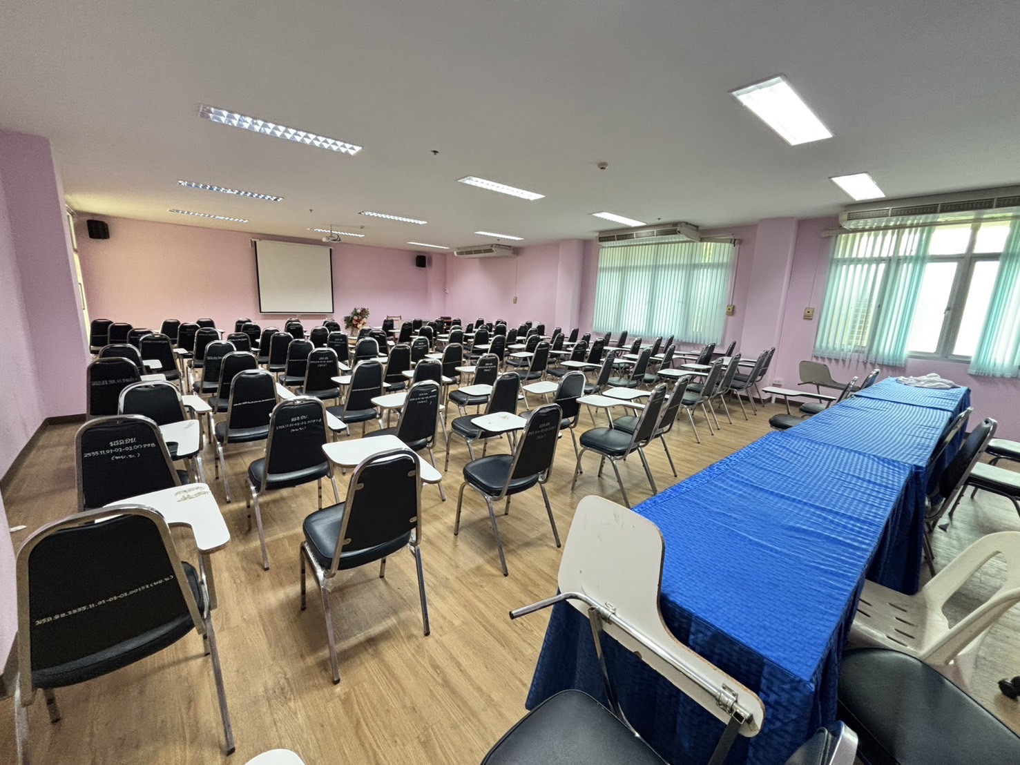 ห้องเรียนขนาดกลาง